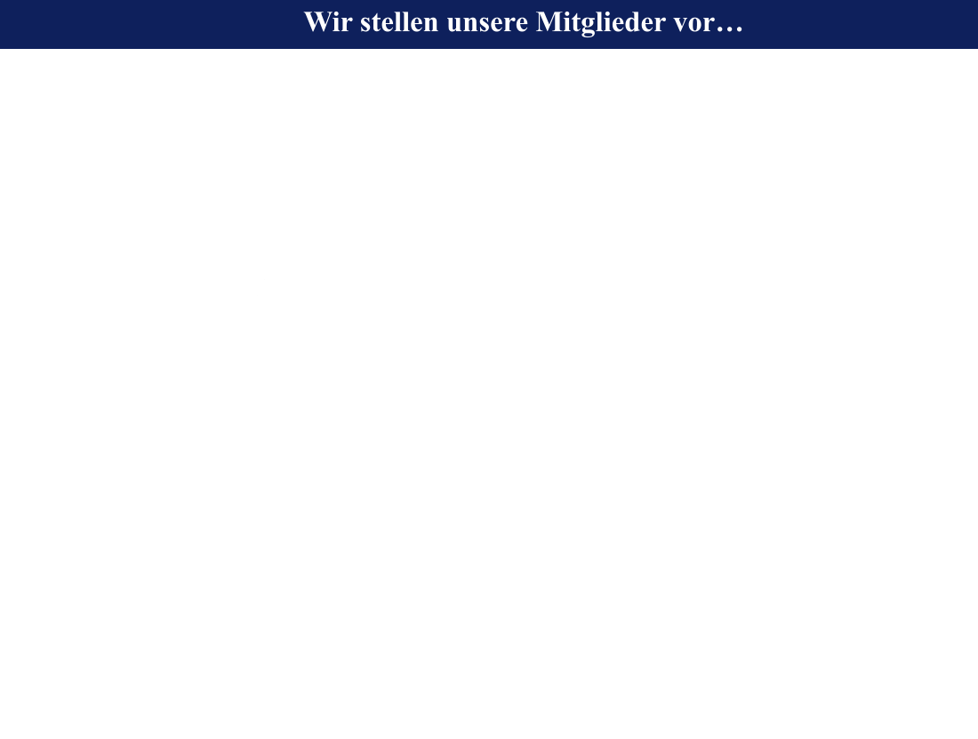 Wir stellen unsere Mitglieder vor… 4. Unsere Hunde. Der Spruch "Wie der Herr, so's G'scherr" wird bei uns umgesetzt. So, wie die großen und kleinen Mitglieder miteinander umgehen, nämlich freundlich und friedlich, so kommen auch unsere Hunde miteinander klar. Es sind halt alles "Seehunde". Und sollte einmal einer von unseren Vierbeinern in den Hundehimmel kommen, dann lassen wir die Fotos trotzdem drin. Zur Erinnerung an einen treuen Weggefährten. Ob es uns jemals gelingen wird, unsere rund 100 Mitglieder (und hier zählen wir nicht die Personen im Einzelnen, sondern die Einheiten!) alle mit Foto abzubilden?  Inzwischen können wir fünf Abteilungen zeigen:       5. Ehrenmitglieder. Diese Gruppe ist klein, denn die Auszeichnung als Ehrenmitglied muss man sich verdienen durch außergewöhnliches Engagement für den Verein. Und weil es nicht so viele sind, stellen wir Sie in der Bildfolge ganz an den Anfang. Bei allen Mitgliedern setzen wir voraus, dass sie mit einer Veröffentlichung von Fotos - sowohl der Personenbilder als auch von Fotos, die bei Treffen entstanden sind - einverstanden sind. Wenn nicht, dann bitten wir um Kontaktaufnahme mit der Zentrale. 2. Unsere "Alten". Alles zwischen 31 und 99 Jahren oder drüber. Schlauchbootfahren ist besser als jede Frischzellen- oder Badekur. Unsere Senioren sind der Beweis! Außerdem gibt es auf den Treffen immer soooo viel zu erzählen. Nicht nur aus alten Zeiten, denn wir haben gemeinsam noch viel vor und immerhin trifft man sich ja auch hier und da zu gemeinsamen Urlaubsfahrten. Bei einigen Mitgliedern wechseln die Boote übrigens schneller, als wir mit den Fotos nachkommen können. Hier bitten wir um Verständnis und gelegentliche Erinnerung, dass ein neues Bild gemacht werden muss.  3. Unsere Kinder, Enkel, Urenkel- Also alles zwischen 0 und 18 Jahren. Und das sind eine ganze Menge, denn Schlauchbootfahrer sind in der Regel Familienmenschen und Kinder gehören deshalb einfach zu unseren Treffen mit dazu. Einen riesigen Spaß am Schlauchbootfahren haben die "Kleinen" und unsere Jugendbeauftragte Conny lässt sich immer wieder tolle Sonderprogramme einfallen. Weil aus den kleinen Leuten ganz schnell große Leute werden, sind die Fotos hin und wieder nicht auf dem aktuellen Stand.  1. Unsere Jugend. Alles was zwischen 18 und 30 Jahren alt ist, gehört dazu und zahlt einen reduzierten Jahresbeitrag. Bei dem Spaß, den wir auf unseren Treffen bieten, lohnt sich also die Mitgliedschaft. Immerhin lernt man eine ganze Reihe an Orten und Revieren kennen, die man alleine vielleicht nicht ansteuern würde, von der tollen Gemeinschaft ganz zu schweigen. Die Zugehörigkeit zur "Jugendgruppe" behandeln wir flexibel. Wer noch aussieht wie 30, darf dabeibleiben.